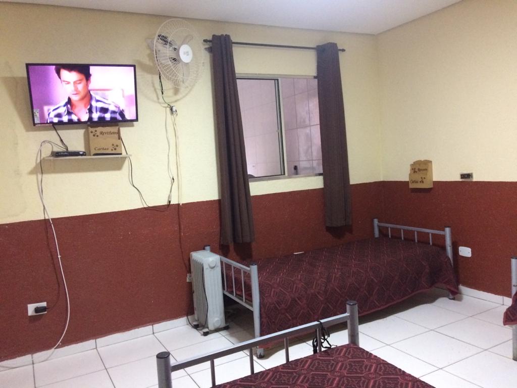 Quarto com TV e ventilação