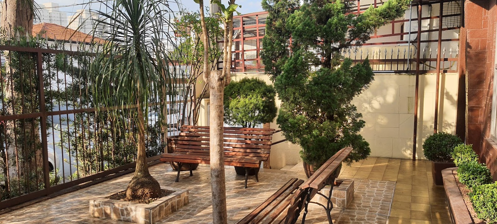 Jardim externo com bancos